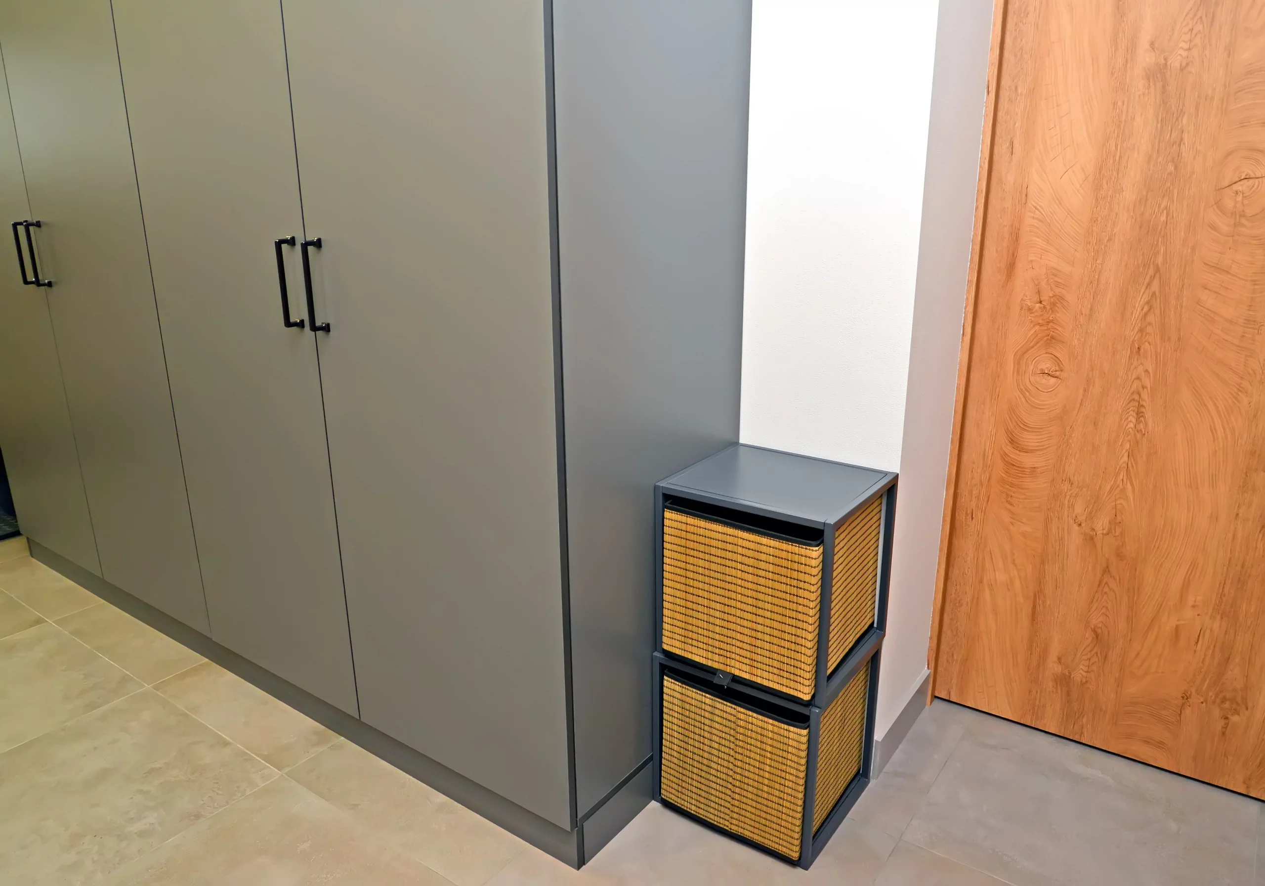 rotang-baskets-stand-in-the-corridor-near-the-clos-2025-10-16-07-40-10-utc