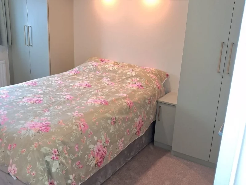 Bespoke fitted wardrobe Sage Green - Leigh