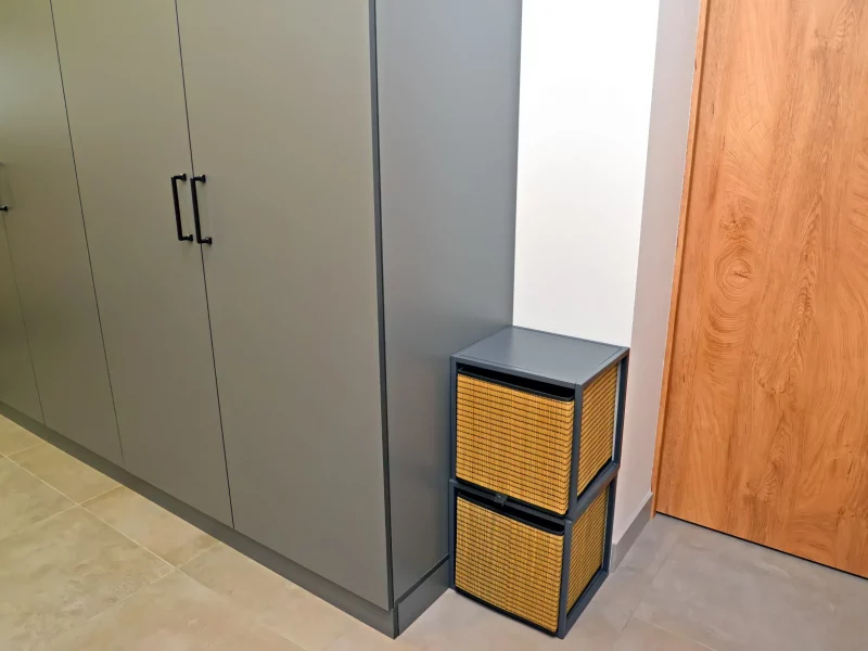 rotang-baskets-stand-in-the-corridor-near-the-clos-2025-10-16-07-40-10-utc